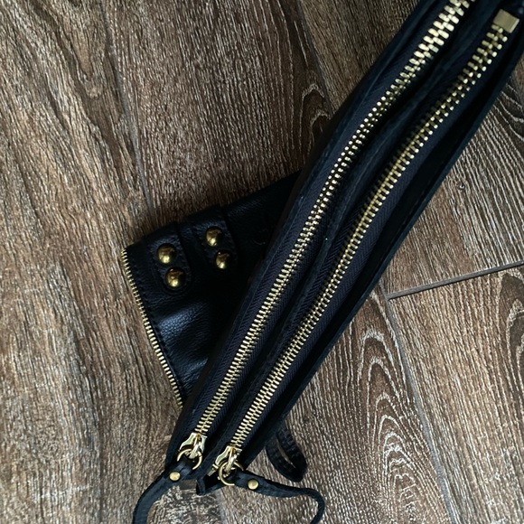 Línea Pelle black leather clutch - Picture 14 of 16